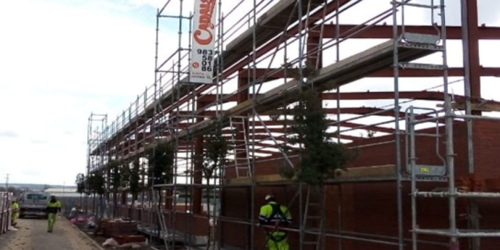 Montaje de andamio para trabajos de tabiquería en fachada y plataformas de descarga