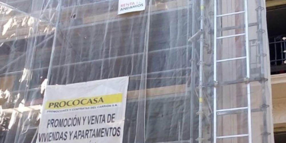 Andamio de fachada con montacargas Hammerlin de 250 Kg en Palencia