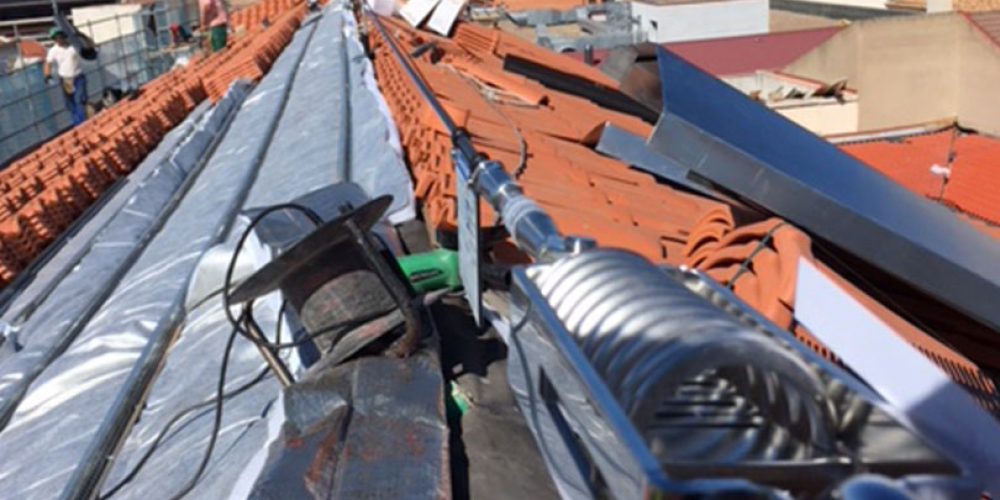 Montaje Línea de vida en cubierta para obras de retejado en Valladolid