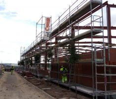 Montaje de andamio para trabajos de tabiquería en fachada y plataformas de descarga