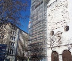 Montaje de andamio con vuelos sobre cubierta a 24 m de altura